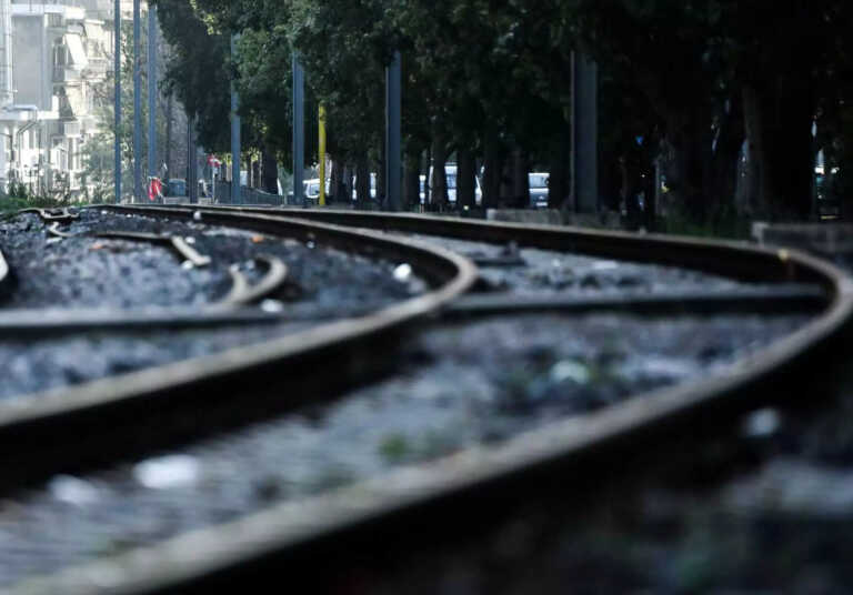 Χειροκίνητες μπάρες για τα τρένα στην Αθήνα – Τις δουλεύει υπάλληλος με… μανιβέλα