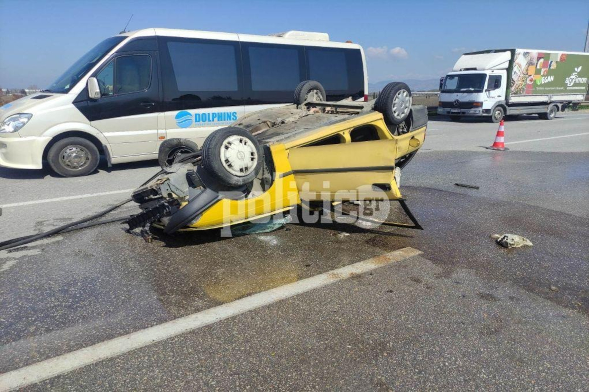Θεσσαλονίκη: Τροχαίο έξω από την Σίνδο – Αυτοκίνητο ντελαπάρισε και έπεσε σε βαν σήμανσης