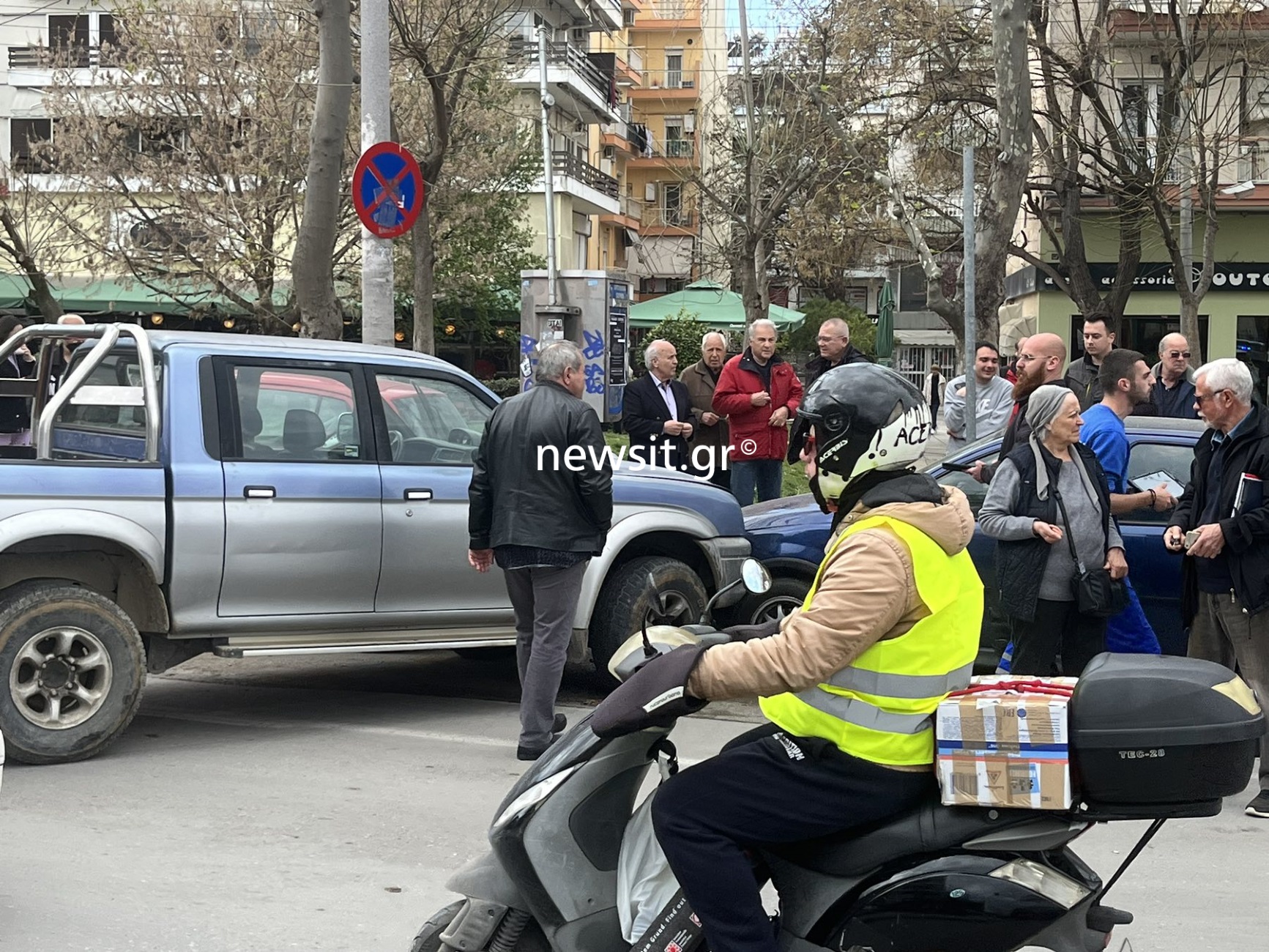 Θεσσαλονίκη: Τροχαίο με οδηγό να χάνει τις αισθήσεις στο τιμόνι και να παρασύρει 4 αυτοκίνητα