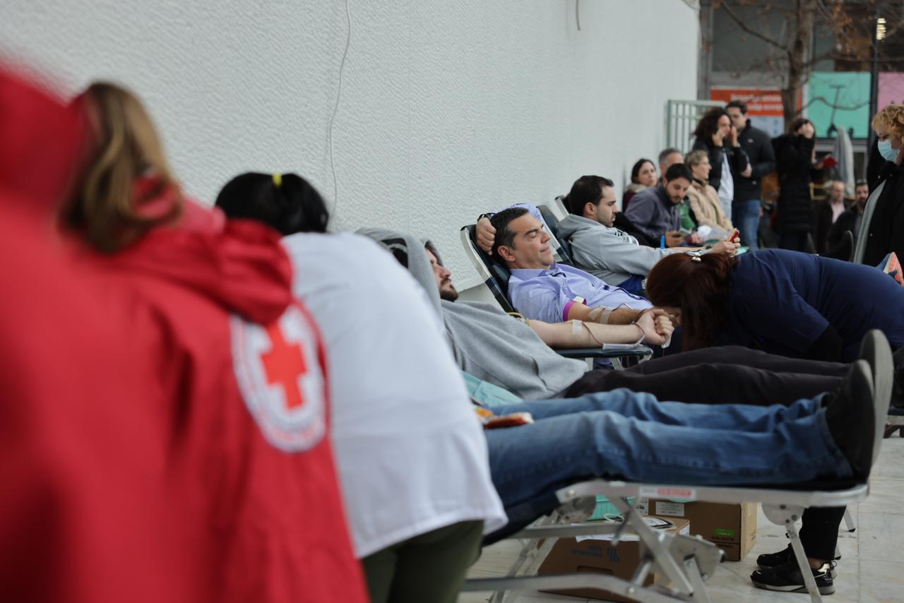 Σύγκρουση τρένων στα Τέμπη: Ο Αλέξης Τσίπρας έδωσε αίμα για τους τραυματίες