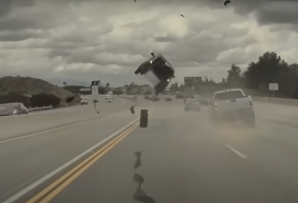 ΗΠΑ: Αυτοκίνητο εκτοξεύτηκε στον αέρα σε αυτοκινητόδρομο – Βίντεο ντοκουμέντο
