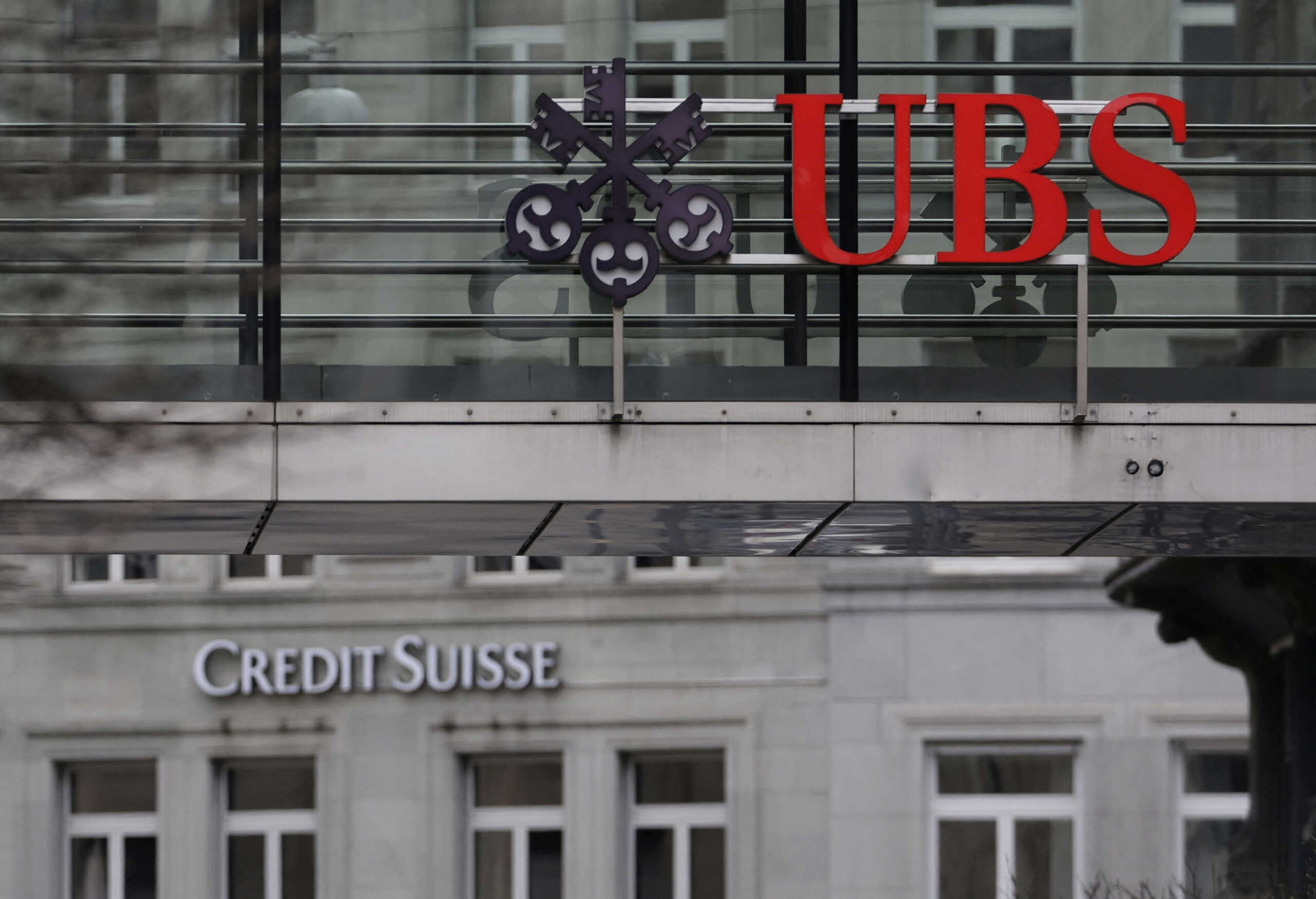 Η S&P Global υποβάθμισε το outlook της UBS μετά την εξαγορά της Credit Suisse