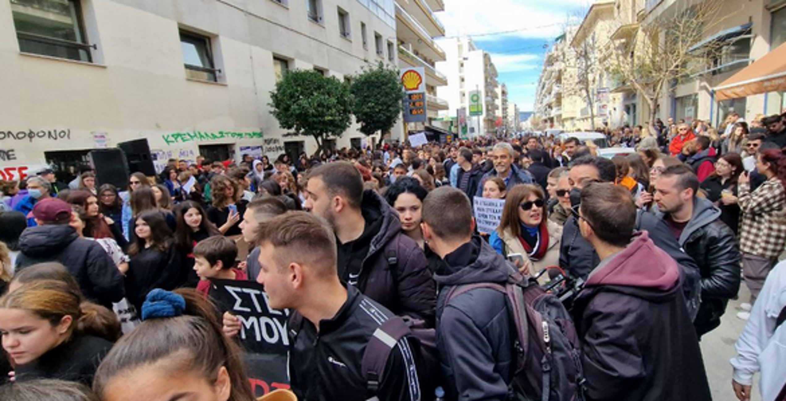 Βόλος: Βίντεο από την πορεία διαμαρτυρίας, με πανό και οργισμένα συνθήματα για τους νεκρούς στα Τέμπη