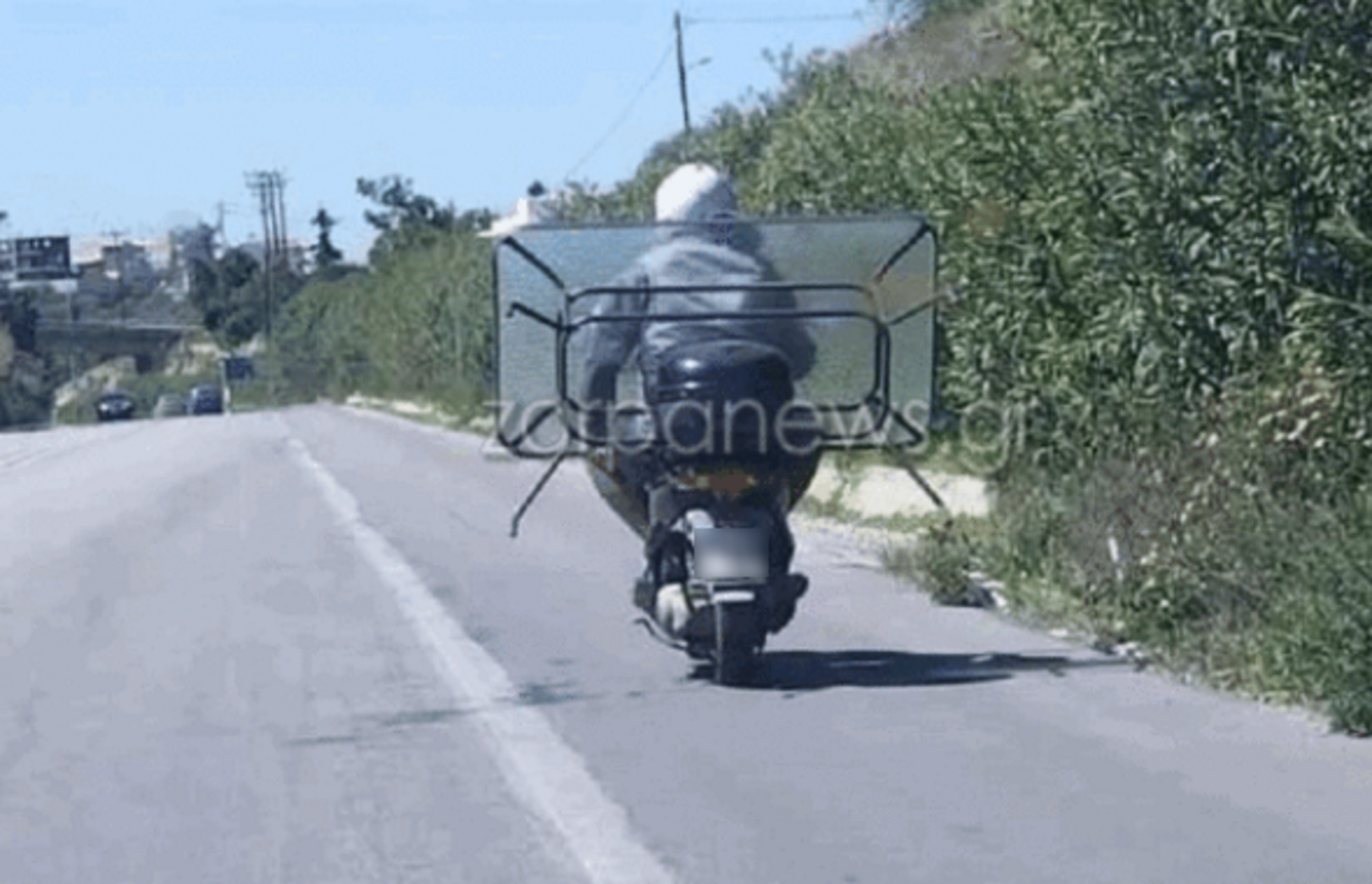 Κρήτη: Βίντεο με οδηγό στα Χανιά να μεταφέρει γυάλινο τραπεζάκι με το μηχανάκι του
