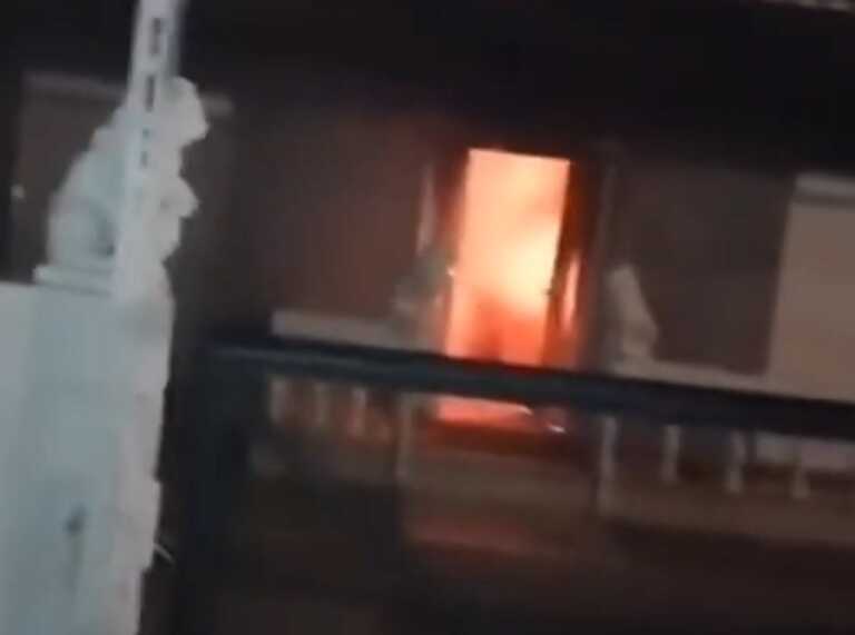 Φωτιές και μίσος για το έγκλημα στην Ξάνθη - Βίντεο ντοκουμέντο από τον εμπρησμό στο σπίτι του δράστη