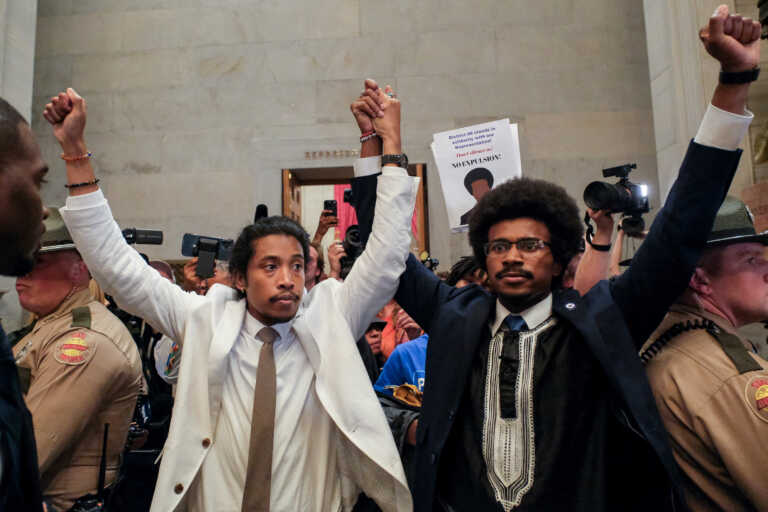 Δυο αφροαμερικανοί βουλευτές αποπέμφθηκαν από το πολιτειακό Κογκρέσο του Τενεσί επειδή διαδήλωσαν κατά των όπλων