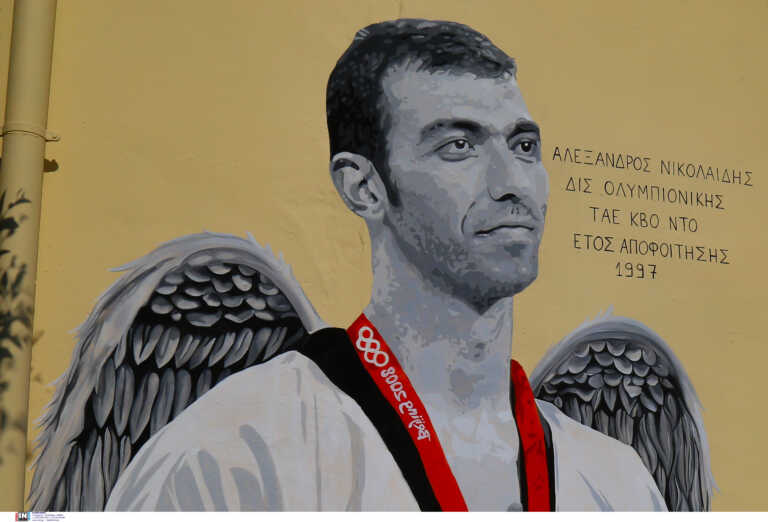 Αλέξανδρος Νικολαΐδης: Γκράφιτι στη μνήμη του σε σχολείο – Τα φτερά αγγέλου και το συγκινητικό ποστ της συζύγου του με τα παιδιά τους