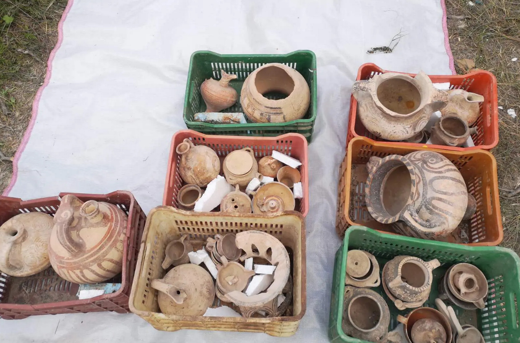 Ηράκλειο: Τα σπανιότατα ευρήματα του κυκλώματος αρχαιοκαπηλίας – Χειροπέδες στην εξαμελή σπείρα