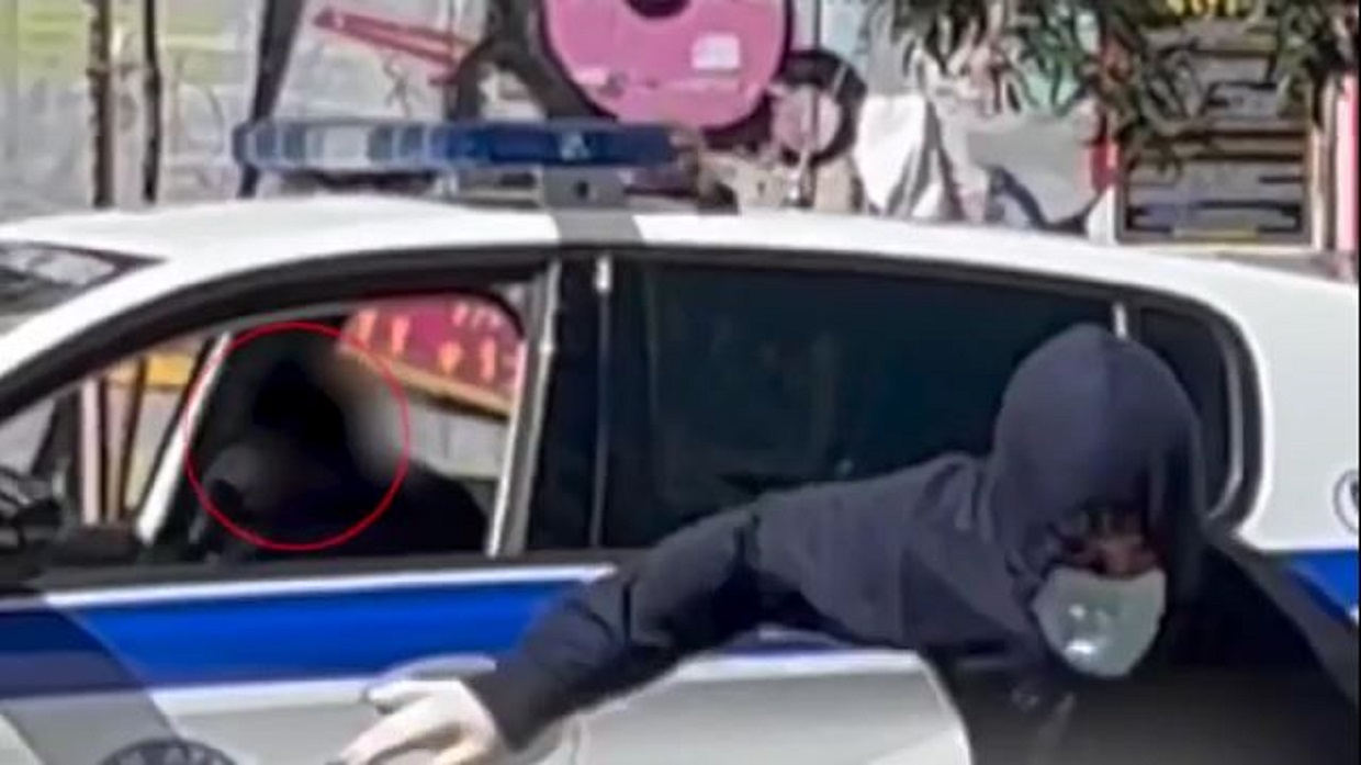 ΑΣΟΕΕ: Τι υποστηρίζει ο αστυνομικός που πυροβόλησε 4 φορές στον αέρα κατά τη διάρκεια των επεισοδίων