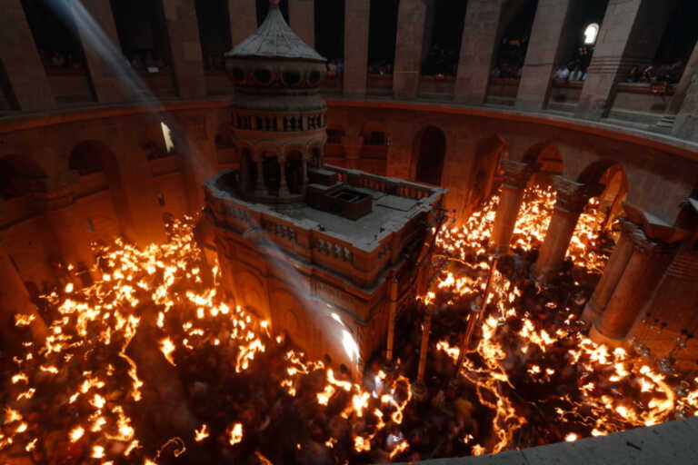 Με λαμπρότητα η τελετή Αφής του Αγίου Φωτός στα Ιεροσόλυμα - Το απόγευμα φτάνει στην Ελλάδα