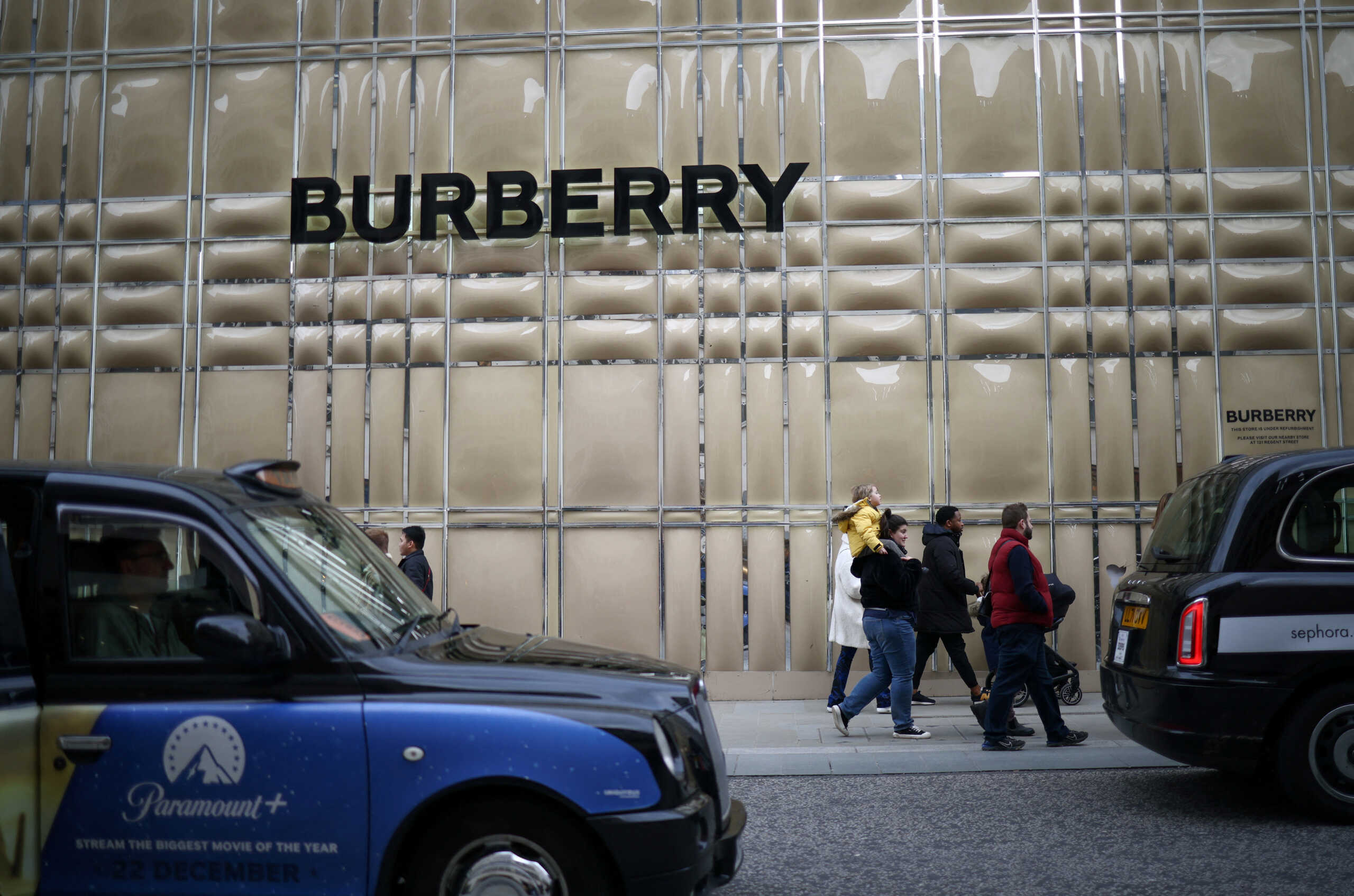 Burberry: Όλη η ιστορία του οίκου μόδας σε ένα συλλεκτικό βιβλίο