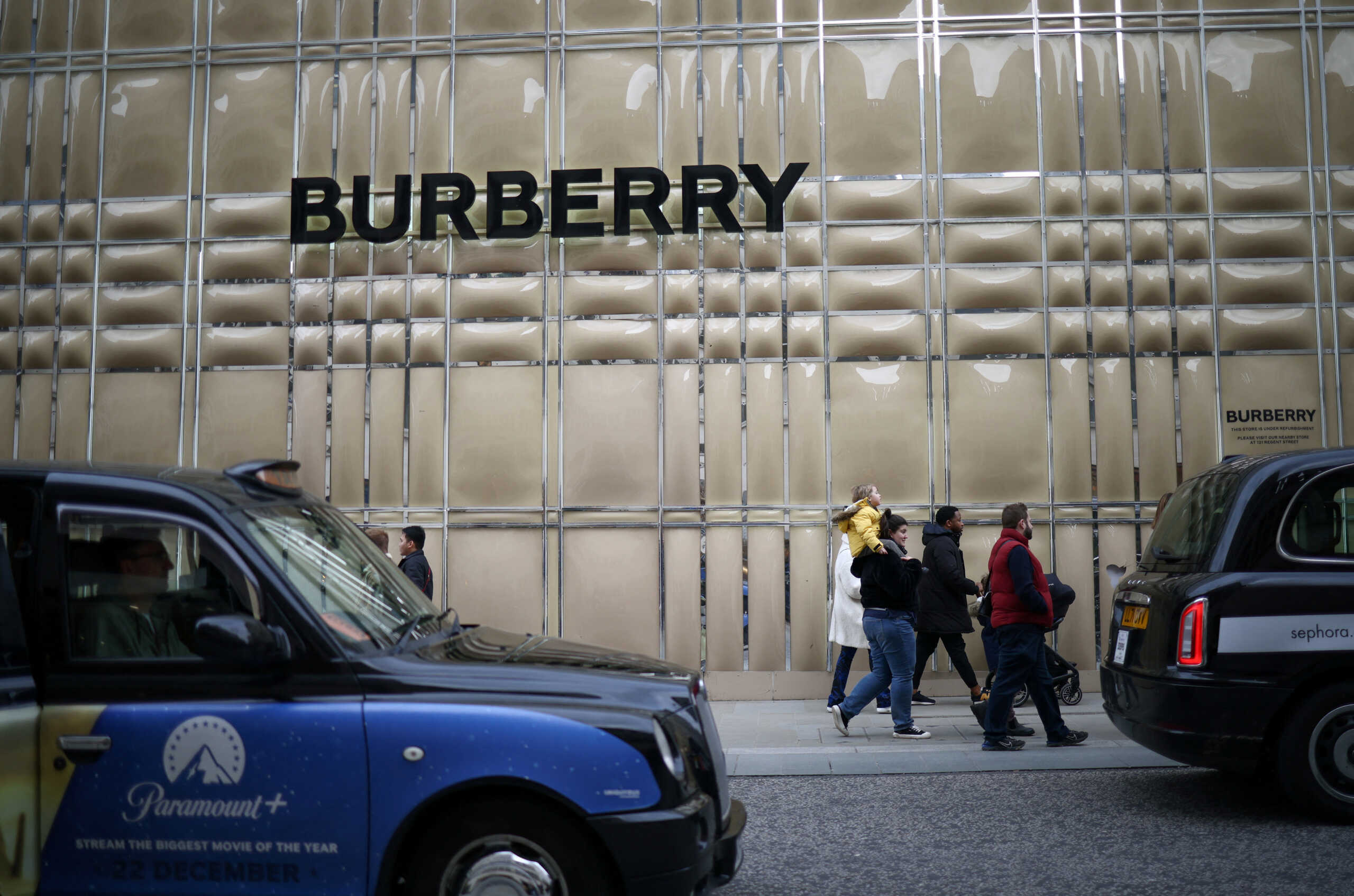 Burberry: Όλη η ιστορία του οίκου μόδας σε ένα συλλεκτικό βιβλίο