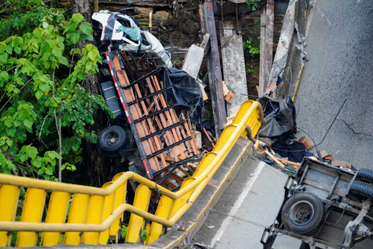 Κατέρρευσε γέφυρα στην Κολομβία - Νεκροί δυο αστυνομικοί