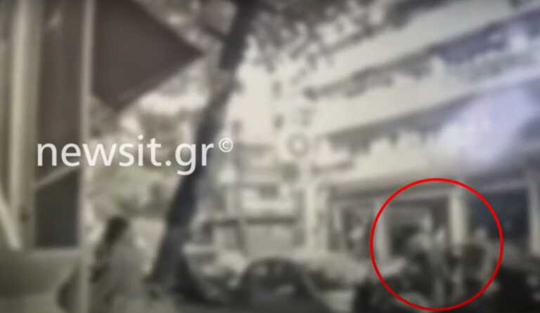 Βίντεο ντοκουμέντο του newsit.gr από την επίθεση του οδηγού στους δημοτικούς αστυνομικούς για μία κλήση