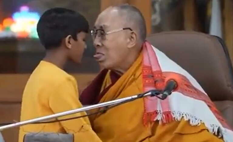 Βίντεο δείχνει τον Δαλάι Λάμα να καλεί μικρό αγόρι να του «ρουφήξει τη γλώσσα» του - Ζήτησε συγνώμη μετά τον σάλο