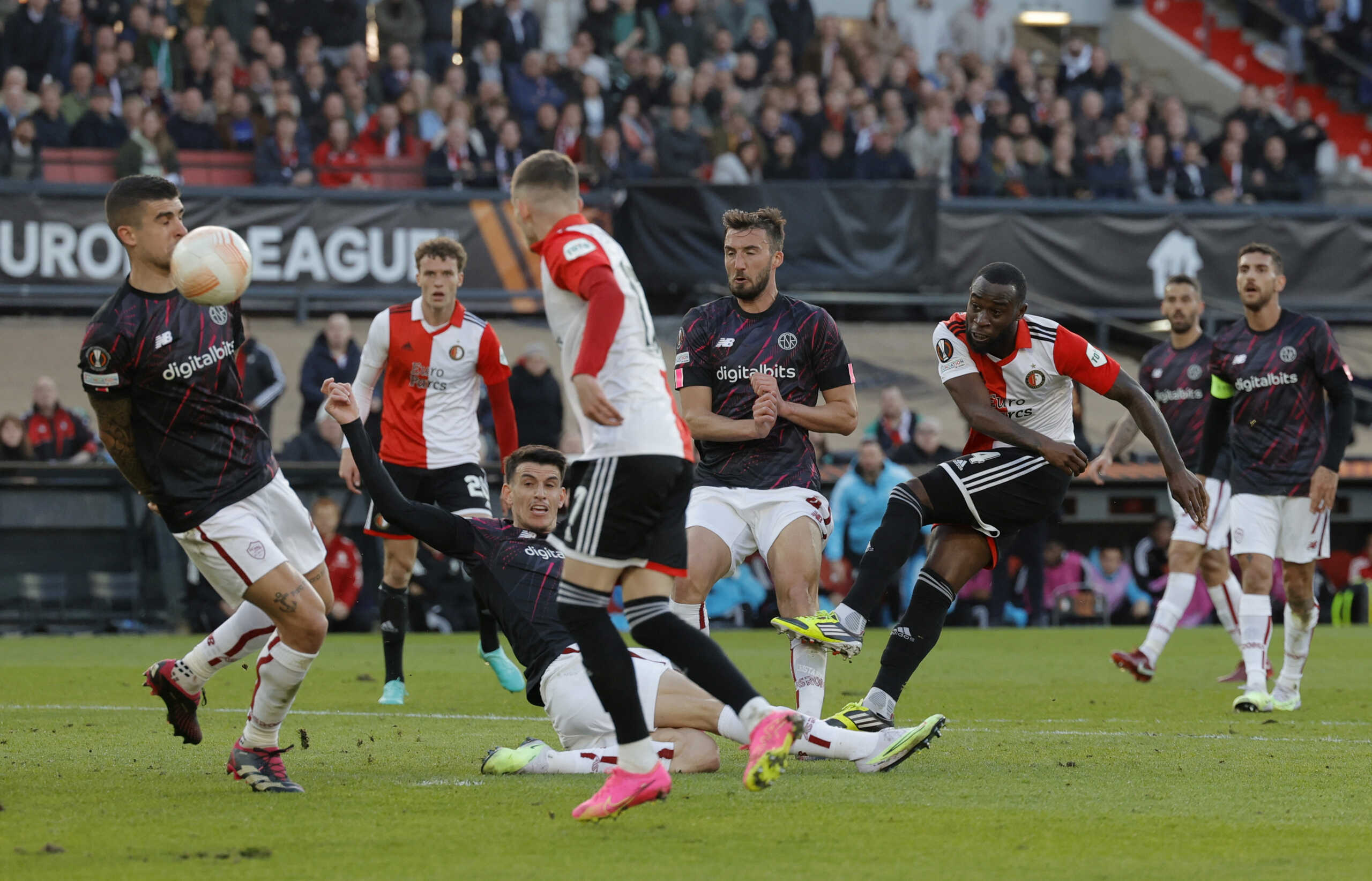 Soccer Football - Europa League - Quarter Final - First Leg - Feyenoord v AS Roma  - Feyenoord Stadium, Rotterdam, Netherlands - April 13, 2023  Feyenoord's Lutsharel Geertruida shoots at goal REUTERS