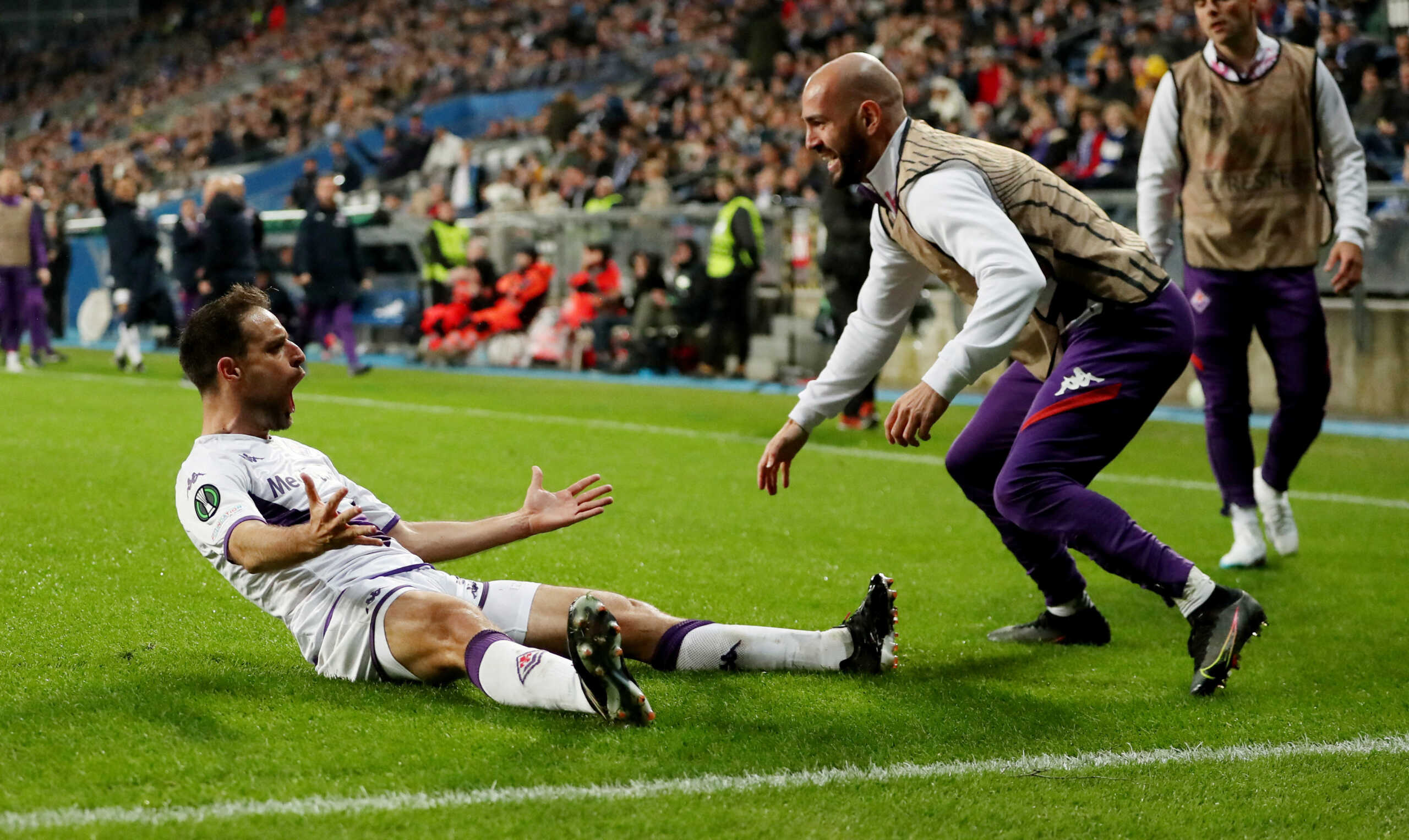 Soccer Football - Europa Conference League - Quarter Final - First Leg - Lech Poznan v Fiorentina - Poznan Stadium, Poznan, Poland - April 13, 2023 Fiorentina's Giacomo Bonaventura celebrates scoring their third goal with teammates REUTERS