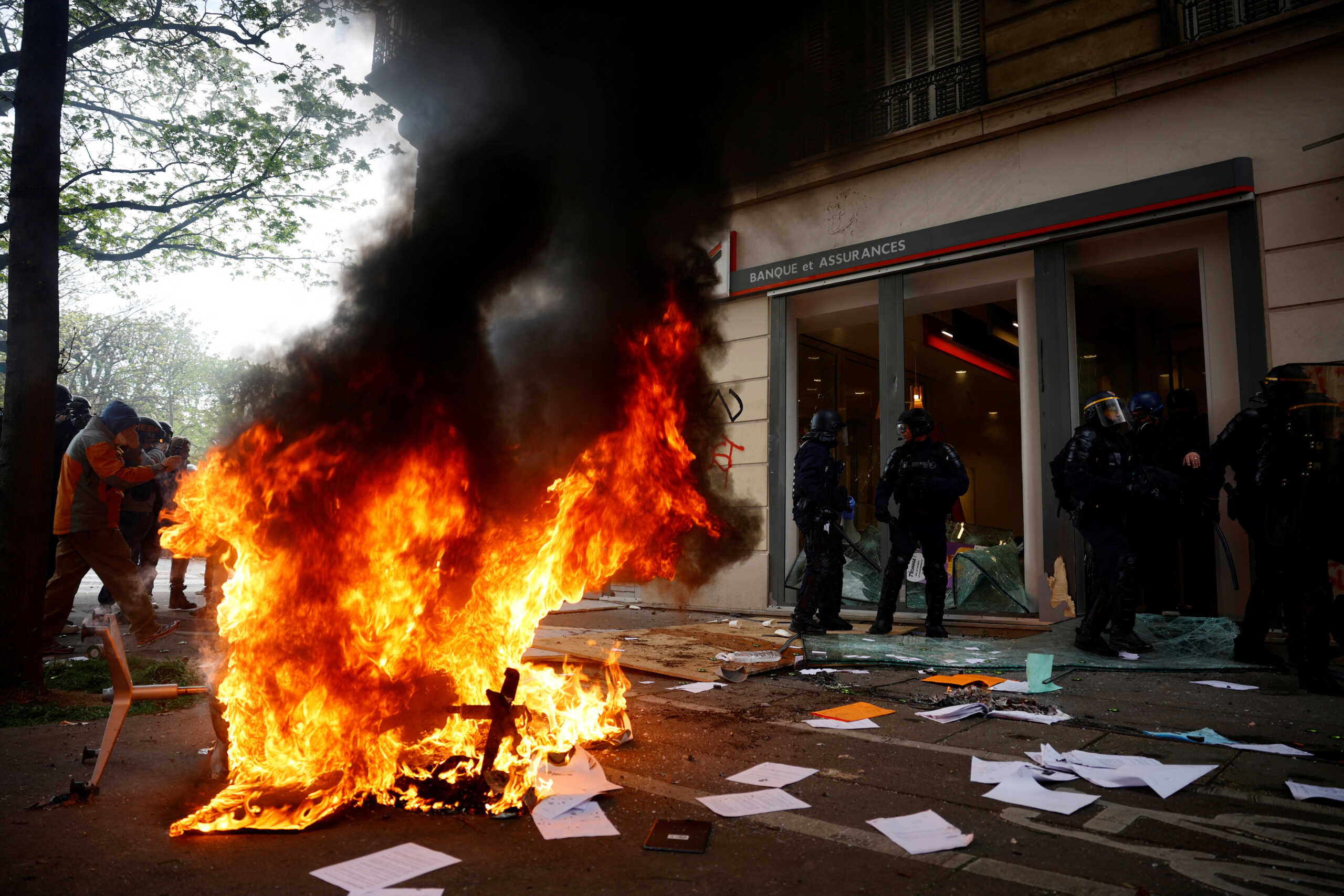 «Βράζει» η Γαλλία για το συνταξιοδοτικό – Διαδηλωτές έβαλαν φωτιά στο αγαπημένο εστιατόριο του Μακρόν στο Παρίσι
