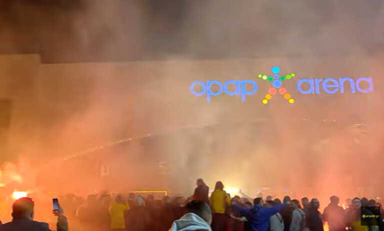 ΑΕΚ: Καπνογόνα και συνθήματα έξω από την «OPAP Arena» για τα 99α γενέθλια του συλλόγου