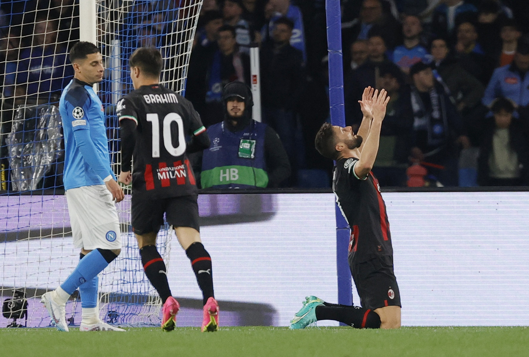 Soccer Football - Champions League - Quarter Final - Second Leg - Napoli v AC Milan - Stadio Diego Armando Maradona, Naples, Italy - April 18, 2023 AC Milan's Olivier Giroud celebrates scoring their first goal REUTERS