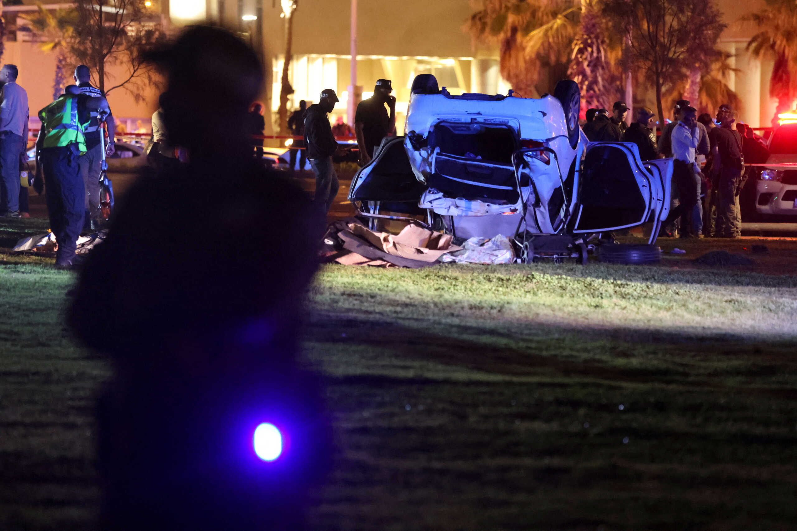Israeli officials work at the scene of an attack in Tel Aviv, Israel April 7, 2023. REUTERS