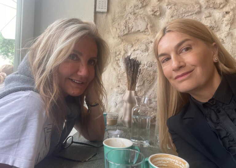 Μαρέβα Μητσοτάκη και Σέβη Βολουδάκη για χαλαρό  καφεδάκι στα Χανιά – Η στενή φιλία και η ανάρτηση