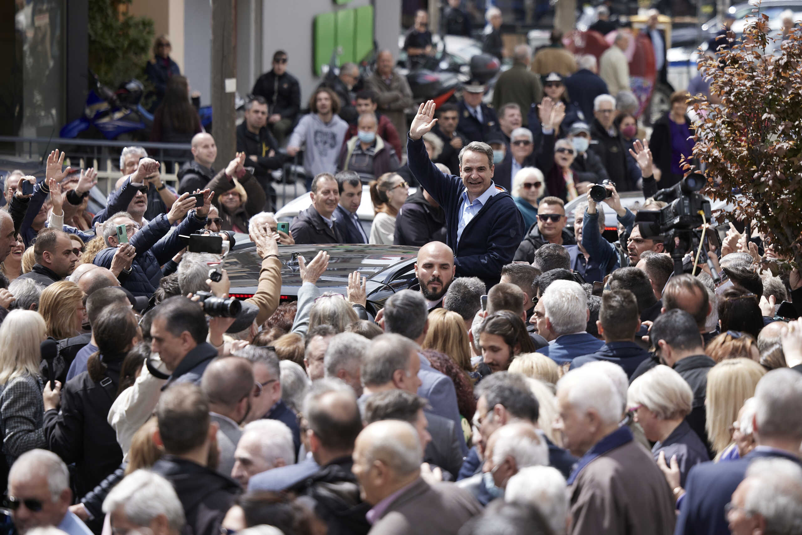 Μητσοτάκης από την Πετρούπολη: «Καλύτεροι μισθοί για όλους, οι εκλογές της 21ης Μαΐου κρίνουν τα πάντα»