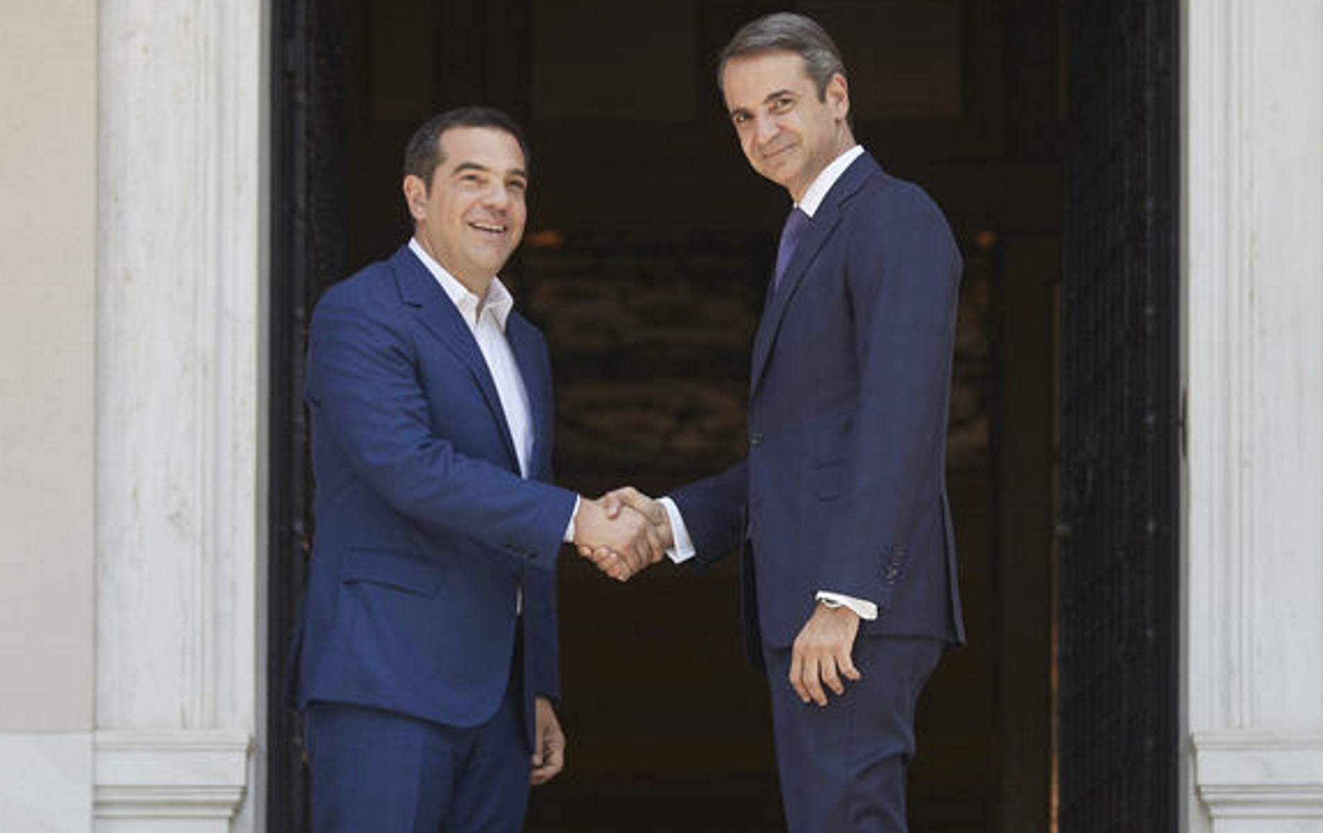 (Ξένη Δημοσίευση) Ο απερχόμενος πρωθυπουργός Αλέξης Τσίπρας (Α) υποδέχεται το νέο πρωθυπουργό Κυριάκο Μητσοτάκη (Δ), κατά τη διάρκεια της τελετής παράδοσης – παραλαβής στο Μέγαρο Μάξιμου, Δευτέρα 8 Ιουλίου 2019. ΑΠΕ-ΜΠΕ