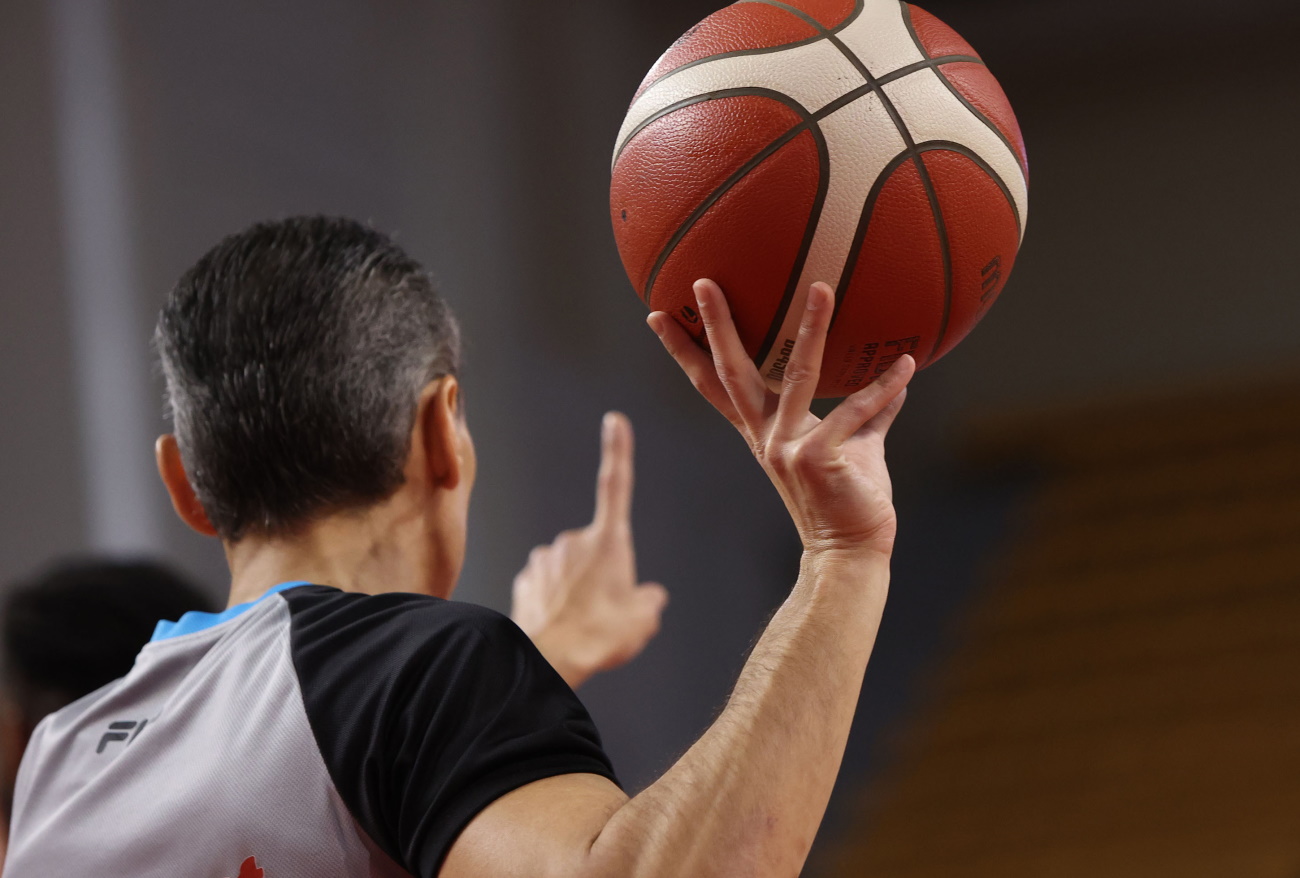 O Γιώργος Πουρσανίδης θα είναι ο μοναδικός Έλληνας διαιτητής στο Μουντομπάσκετ 2023