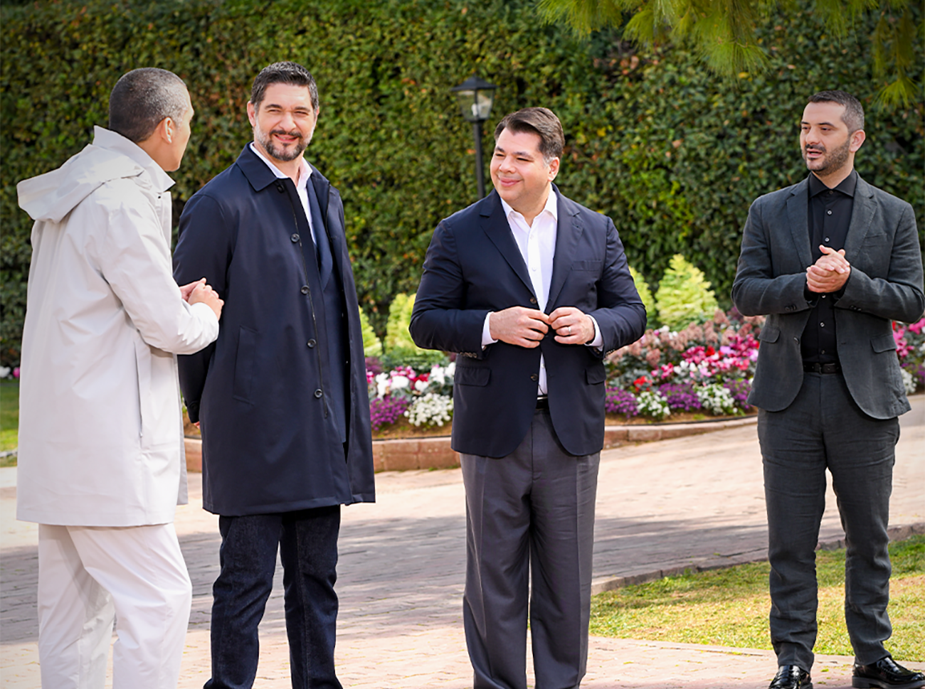 MasterChef 2023: Ο πρέσβης των ΗΠΑ Γιώργος Τσούνης κρίνει τις προσπάθειες των δύο ομάδων