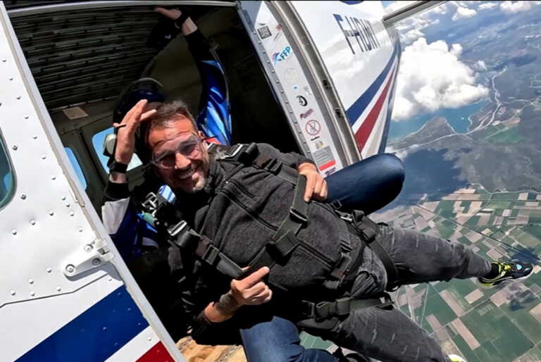 Ο Ντέμης Νικολαΐδης έκανε skydiving και πέρασε τέλεια