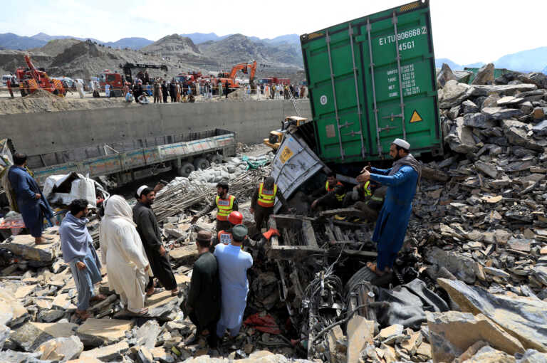 Τουλάχιστον δυο νεκροί και οκτώ τραυματίες από κατολίσθηση που έθαψε φορτηγά στο Πακιστάν