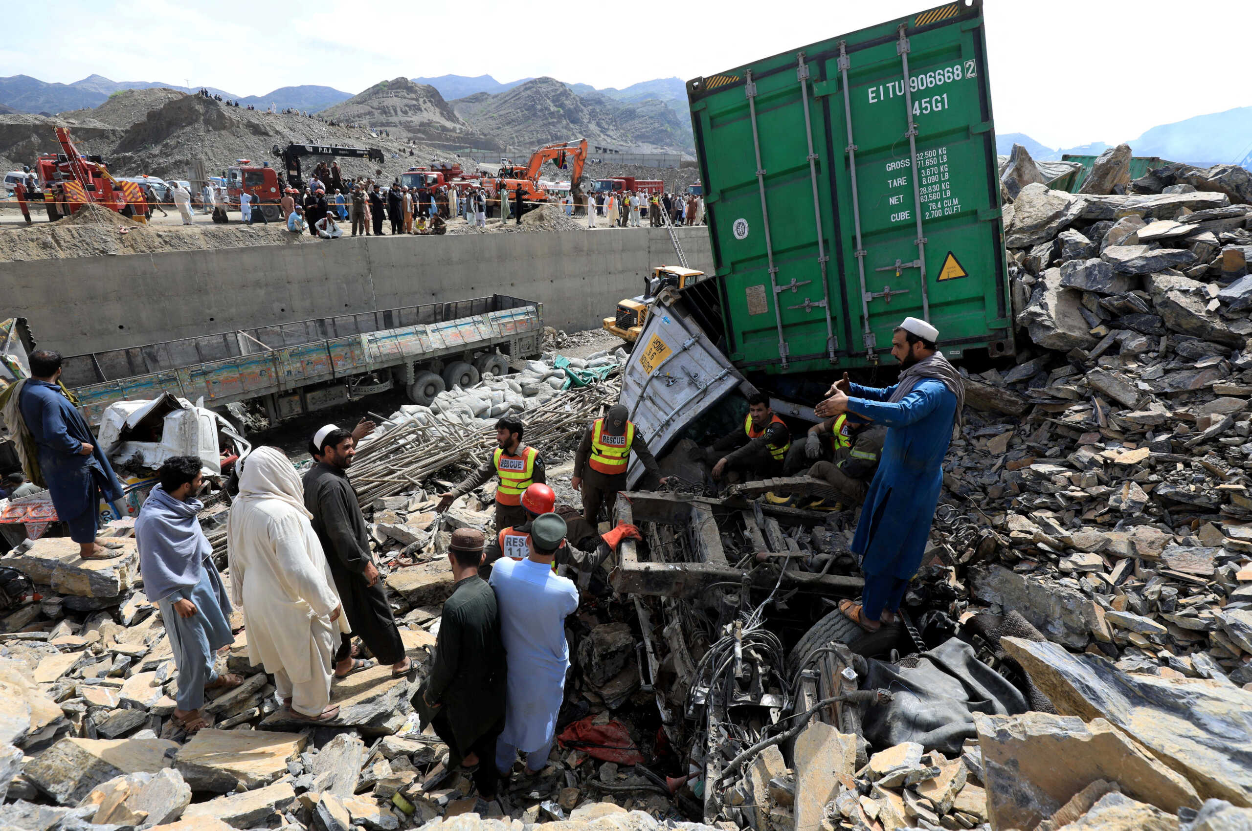 Πακιστάν: Φονική κατολίσθηση έθαψε φορτηγά – Υπάρχουν νεκροί και πολλοί τραυματίες