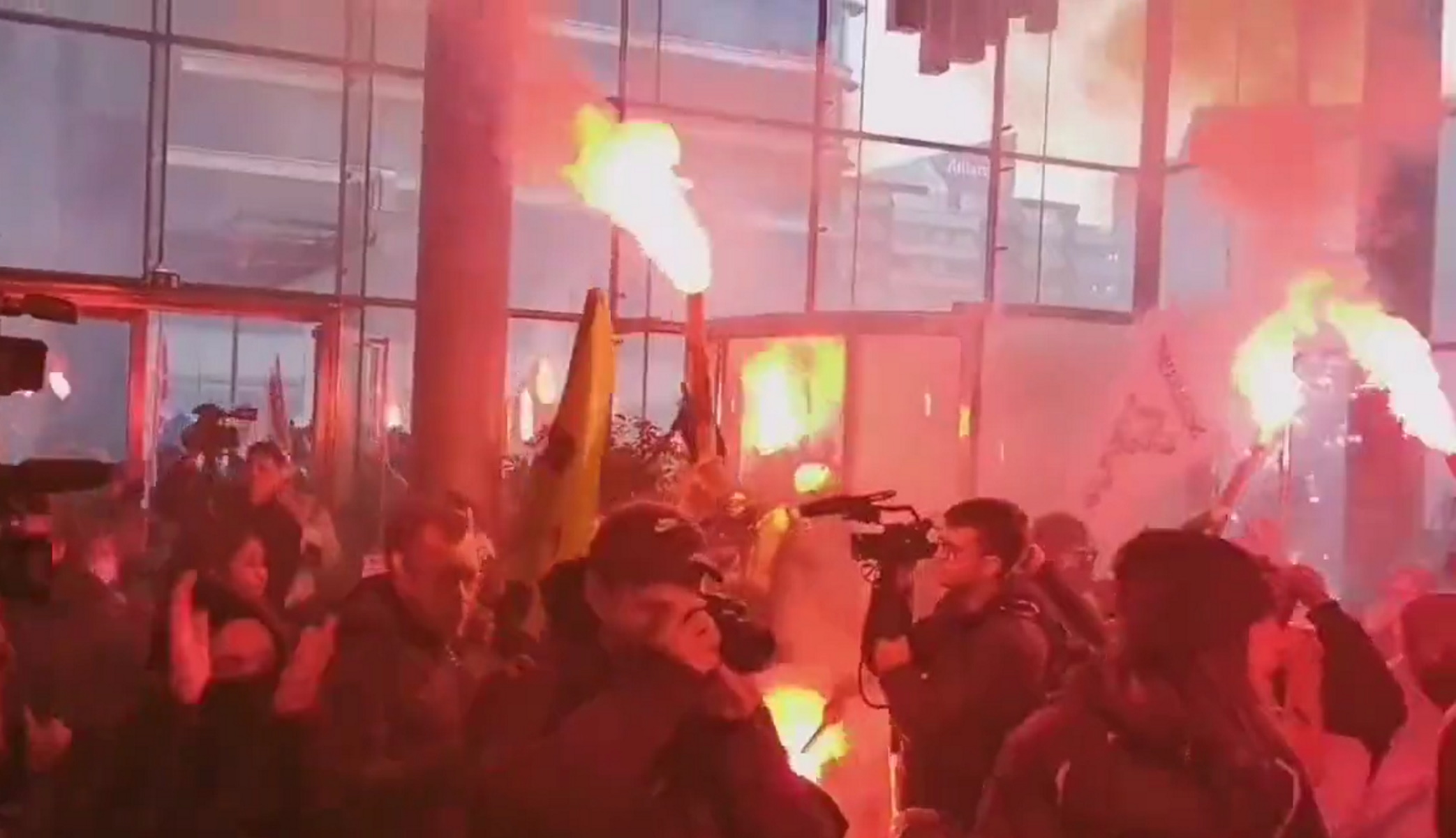 Παρίσι: Διαδηλωτές εισέβαλαν στο Χρηματιστήριο με πυρσούς και καπνογόνα