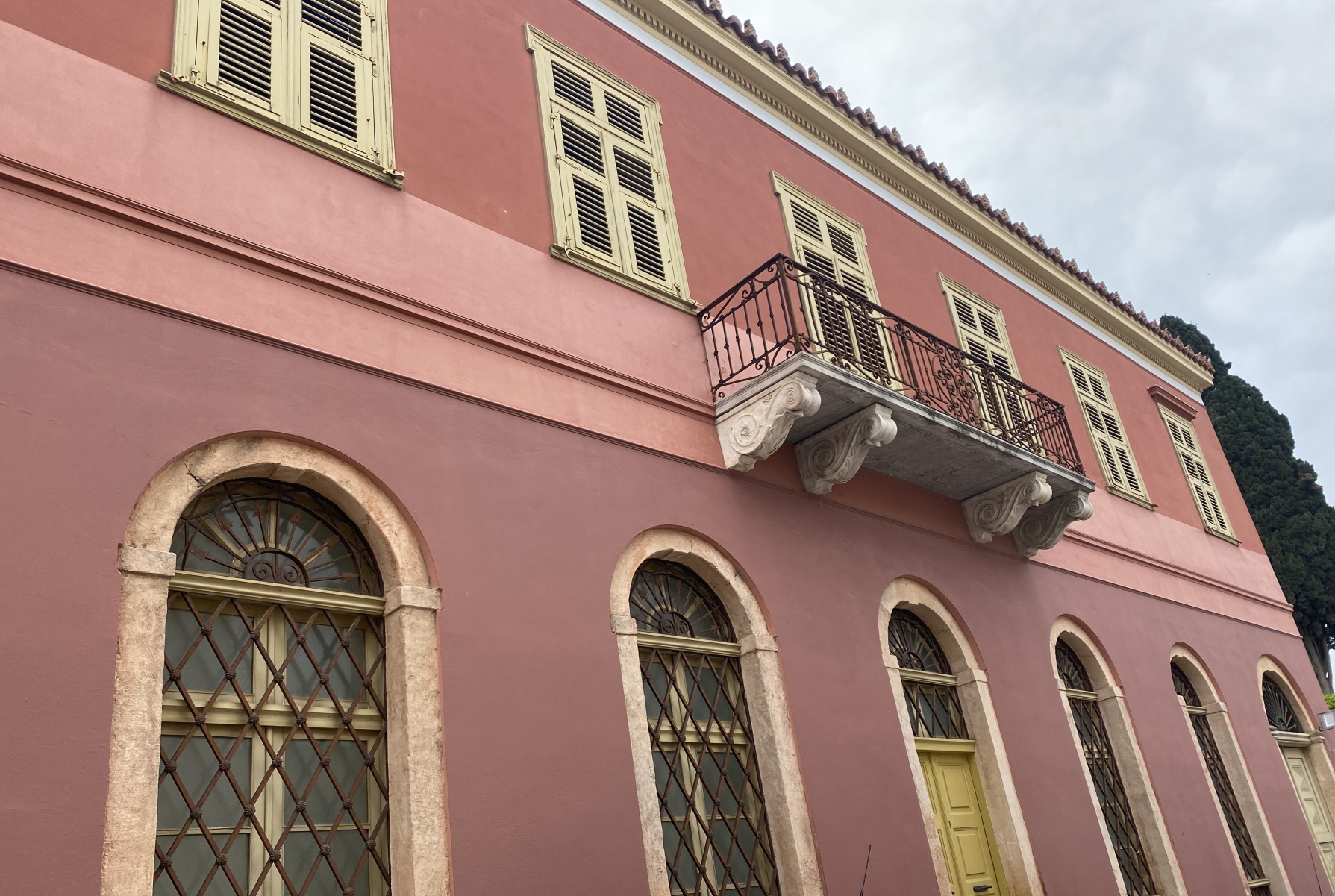 Μενδώνη: «Ζωντανεύουν» ιστορικά κτίρια της Πλάκας ανάμεσά τους και η γνωστή «οικία Κοκοβίκου»