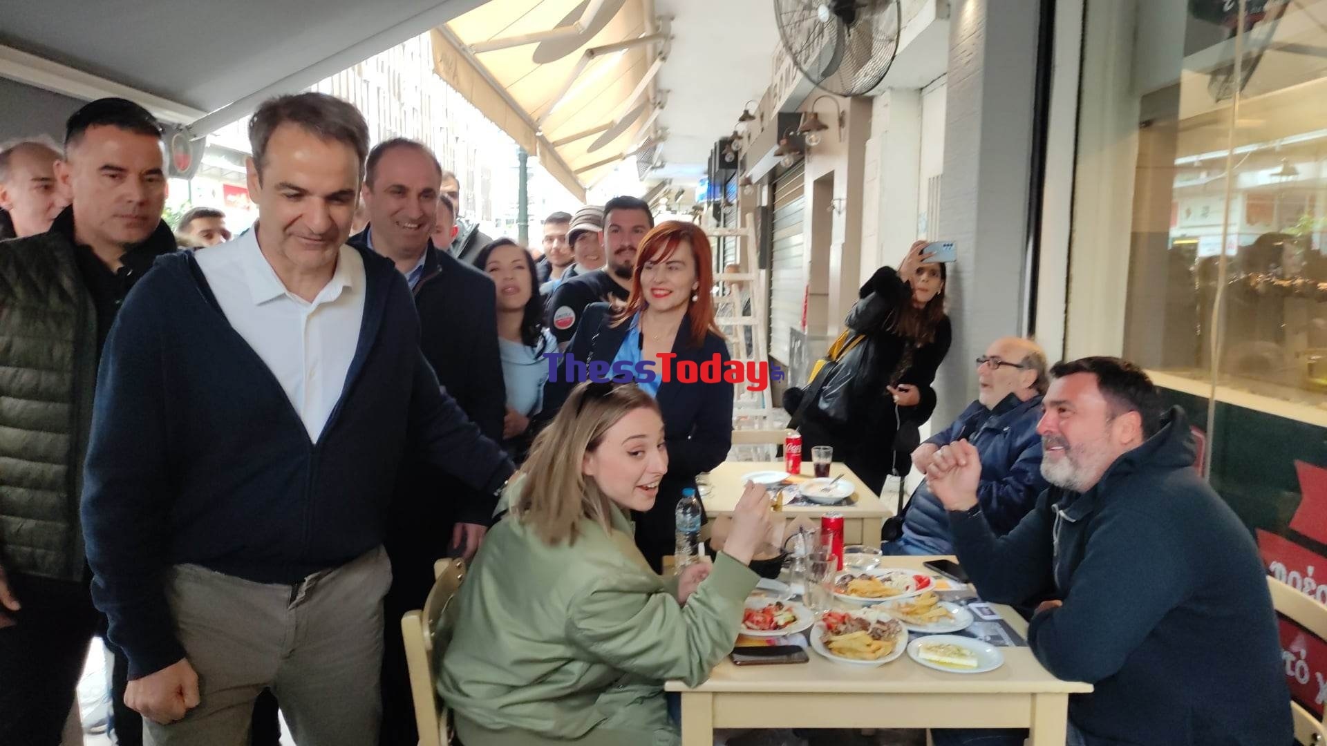 Ο Κυριάκος Μητσοτάκης αιφνιδίασε τους πελάτες σε ψητοπωλείο της Θεσσαλονίκης: «Από Μεγάλη Παρασκευή νηστεία;»