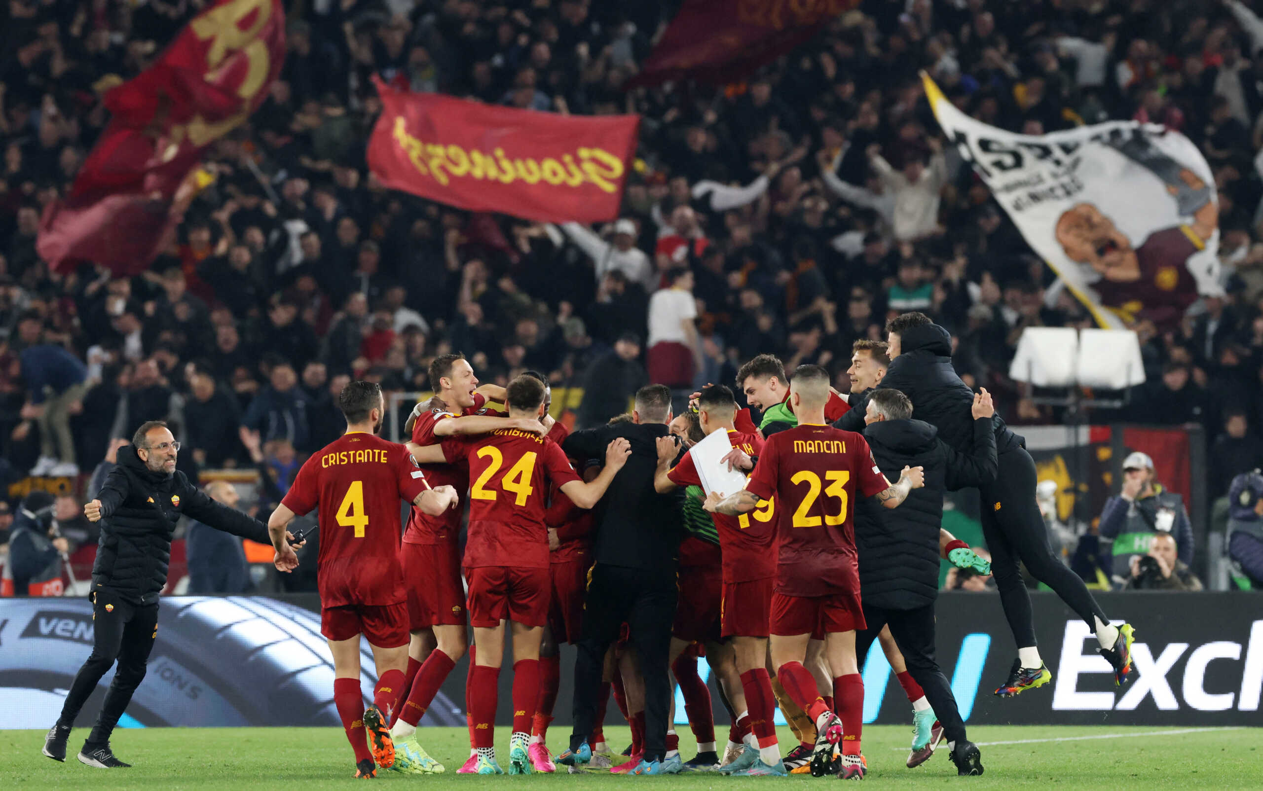 Soccer Football - Europa League - Quarter Final - Second Leg - AS Roma v Feyenoord - Stadio Olimpico, Rome, Italy - April 20, 2023 AS Roma's Lorenzo Pellegrini celebrates scoring their fourth goal with teammates REUTERS