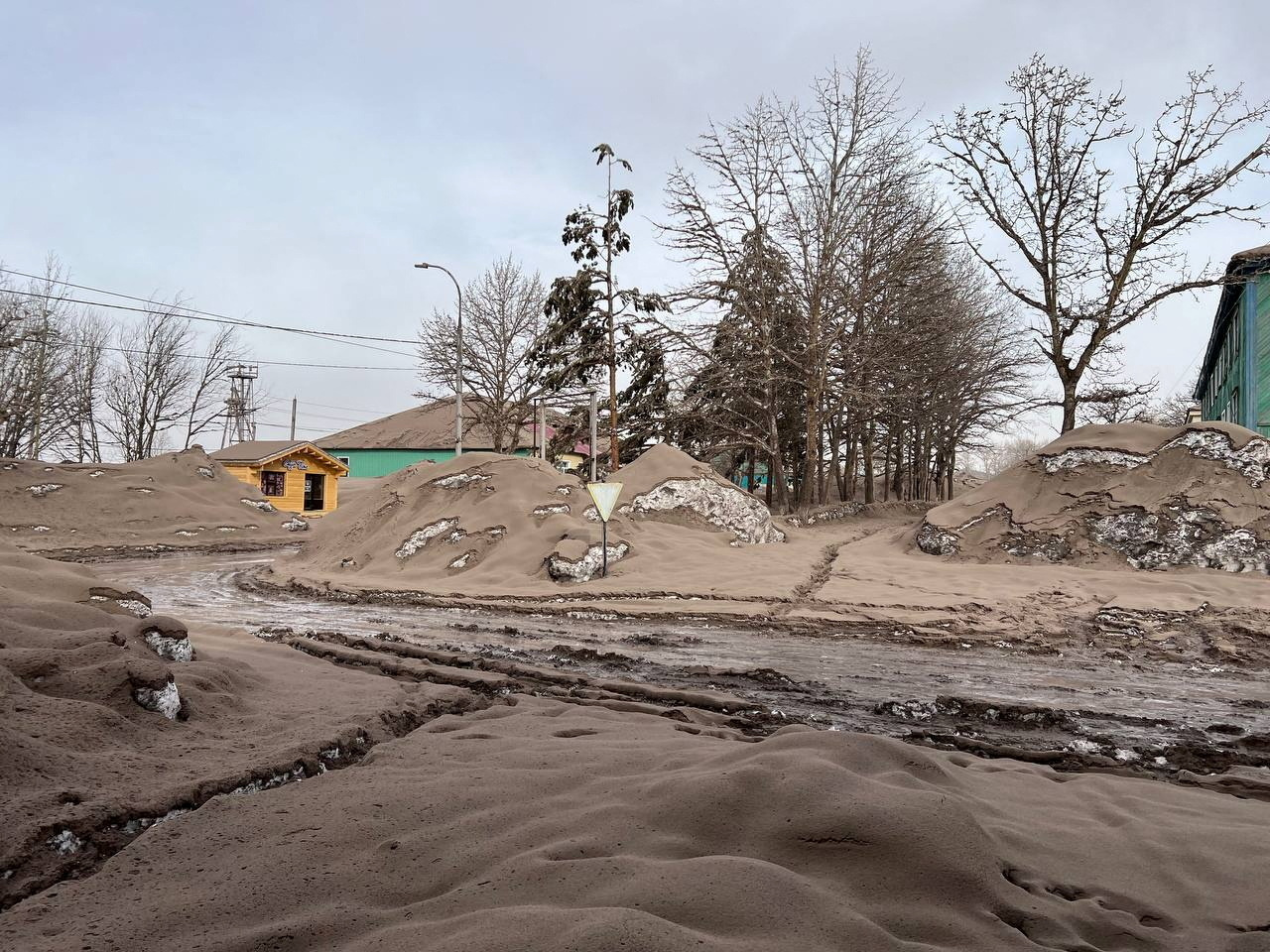 Ρωσία: Απόκοσμο το τοπίο μετά την έκρηξη του ηφαιστείου Σιβέλιτς – Τέφρα κάλυψε τα πάντα