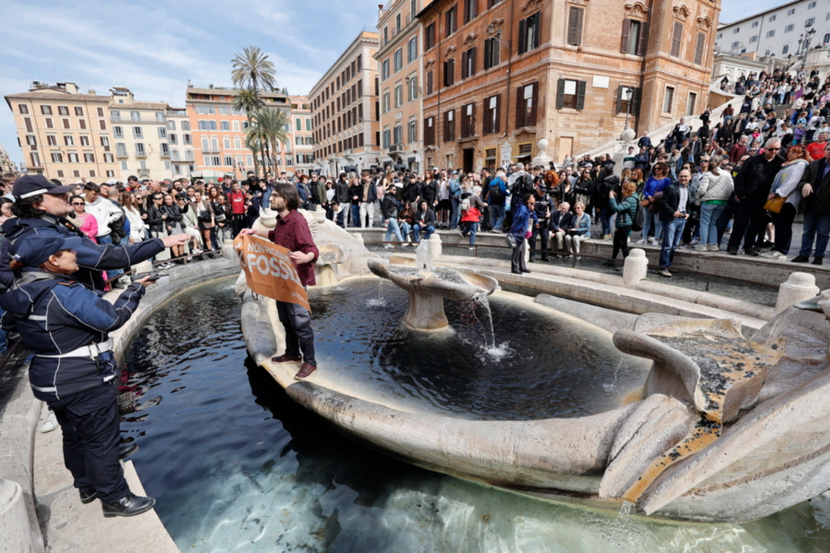 Ιταλία: Ακτιβιστές έβαψαν μαύρο το ιστορικό σιντριβάνι της Πιάτσα ντι Σπάνια στη Ρώμη
