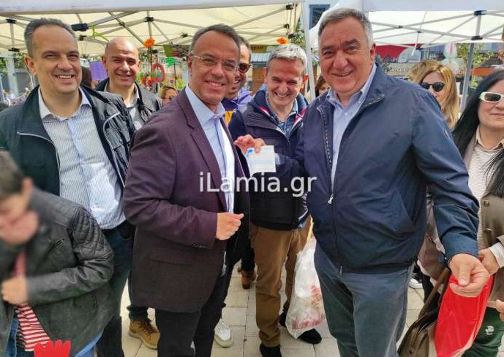 Σταϊκούρας σε δήμαρχο Λαμίας: «Πήρατε απόδειξη κύριε;» – Η απάντηση, η φωτογραφία και τα χαμόγελα