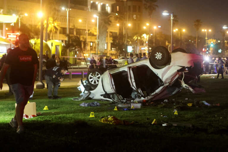 Η στιγμή της τρομοκρατικής επίθεσης με αυτοκίνητο στο Τελ Αβίβ και η «εξουδετέρωση» του δράστη - Σοκαριστικές εικόνες