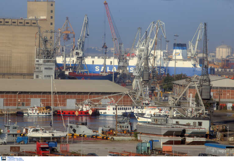 Συναγερμός για θαλάσσια ρύπανση στη Θεσσαλονίκη – Υπερχείλισε δεξαμενή πετρελαίου πλοίου