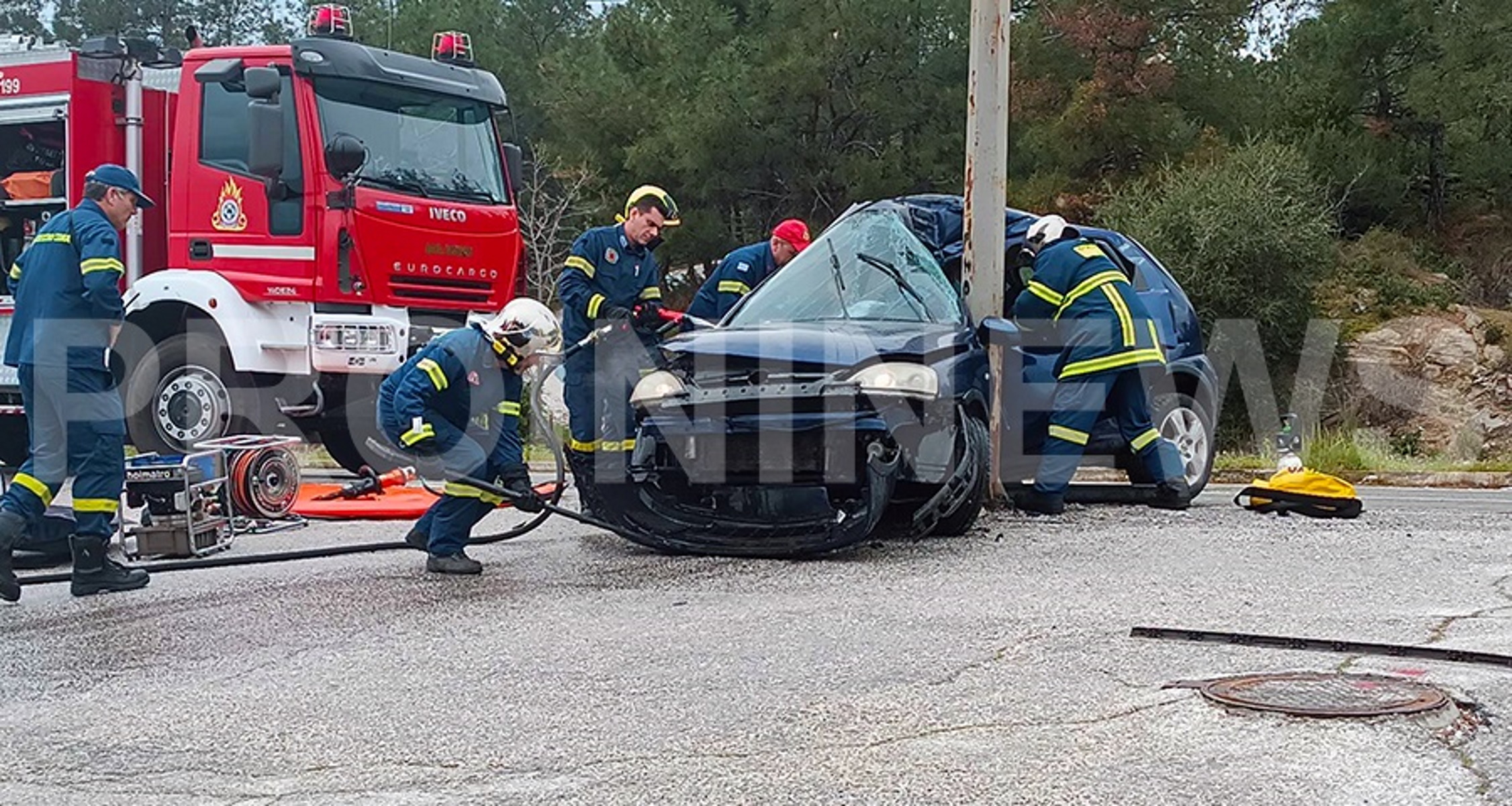 Καβάλα: Τροχαίο με μία νεαρή οδηγό να χαροπαλεύει διασωληνωμένη στο νοσοκομείο – Το αυτοκίνητο «διπλώθηκε» σε στύλο