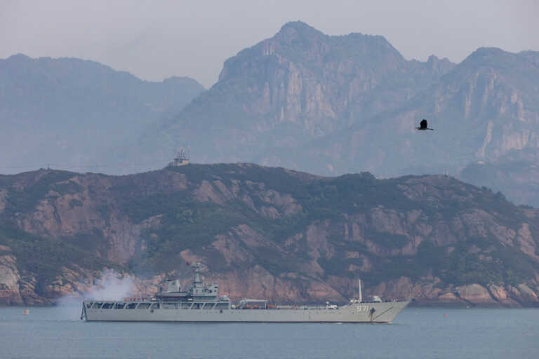 Πολεμικά πλοία και αεροσκάφη της Κίνας παραμένουν γύρω από την Ταϊβάν