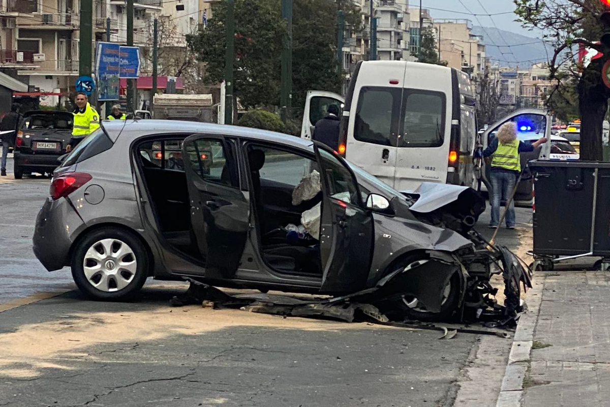 Σοβαρό τροχαίο στη Λεωφόρο Αλεξάνδρας – Τρεις τραυματίες