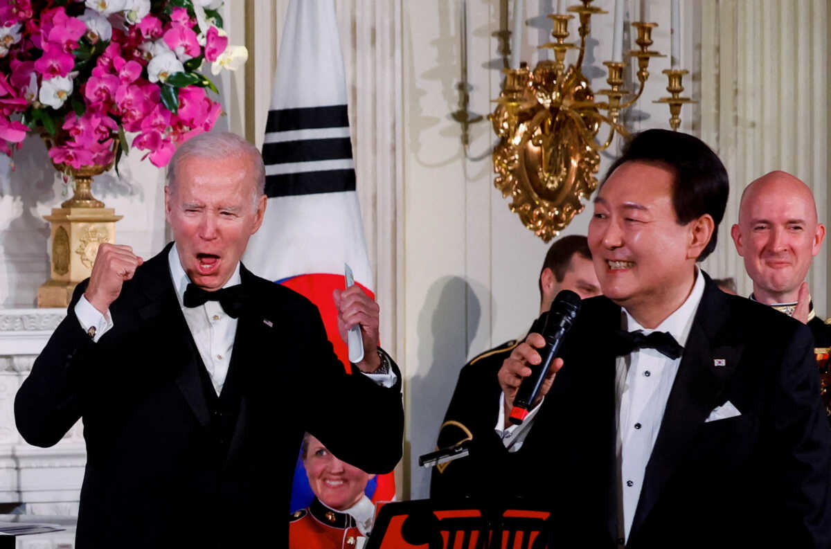 ΗΠΑ: Ο πρόεδρος της Νότιας Κορέας τραγούδησε το American Pie μπροστά στον Τζο Μπάιντεν και αποθεώθηκε