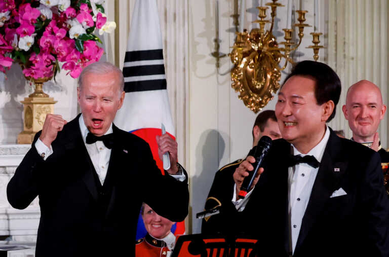 Ο πρόεδρος της Νότιας Κορέας τραγούδησε το American Pie μπροστά στον Τζο Μπάινεν και αποθεώθηκε