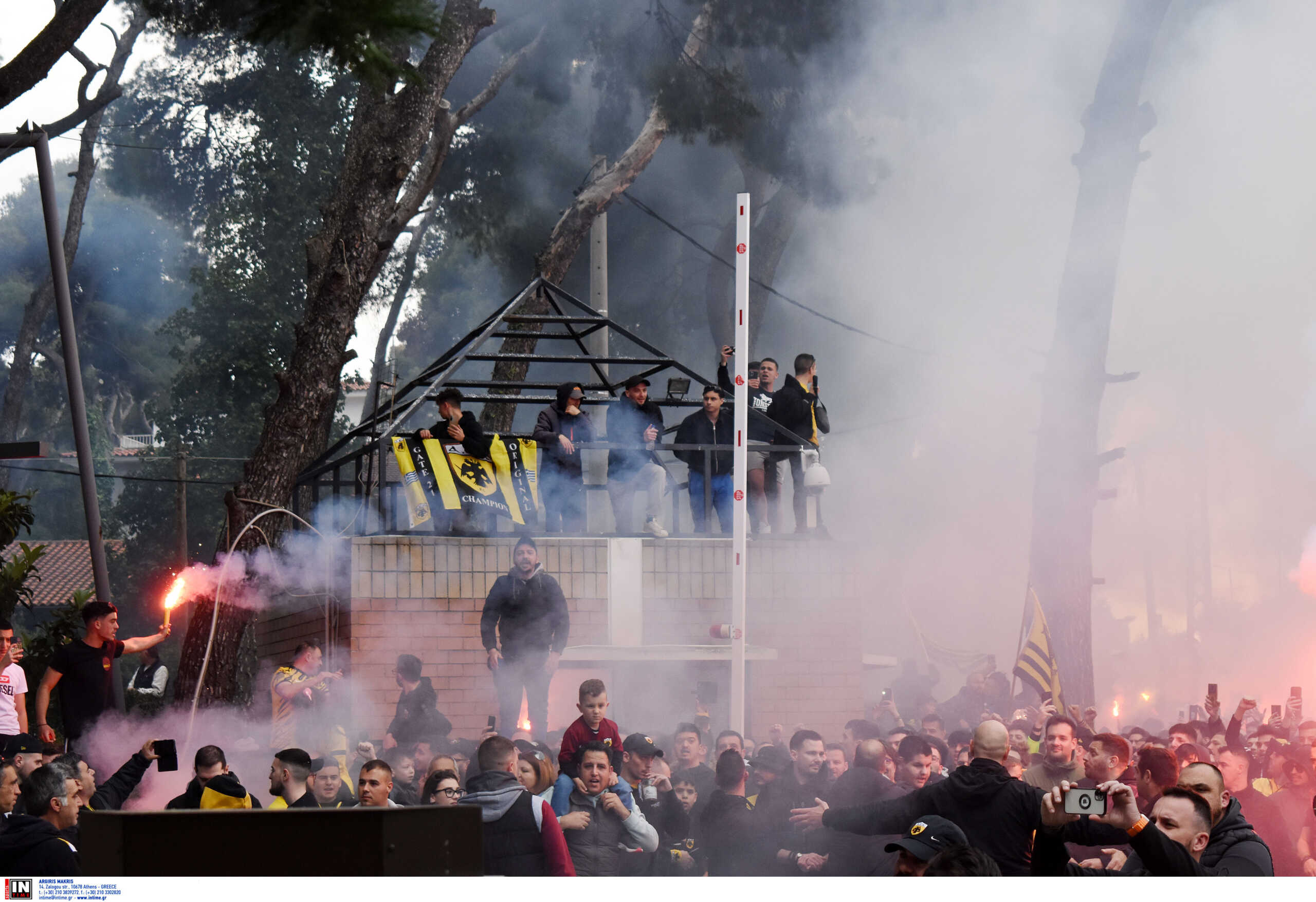 Ολυμπιακός – ΑΕΚ: Χαμός στην Κηφισίας από εκατοντάδες μηχανάκια που συνόδευσαν την αποστολή της Ένωσης