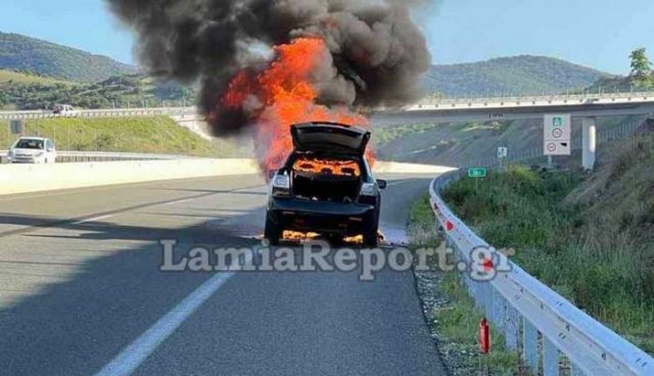 Φωτιά σε αυτοκίνητο με τρεις δημάρχους της Φθιώτιδας