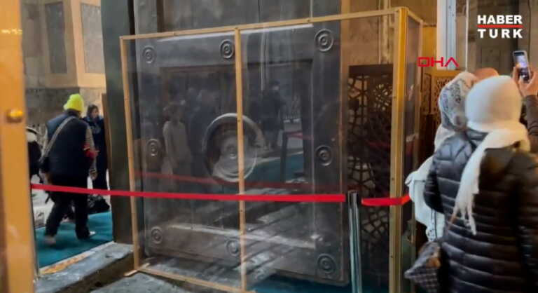 Έβαλαν προστατευτικό τζάμι στην αυτοκρατορική πύλη της Αγιάς Σοφιάς μετά τους βανδαλισμούς